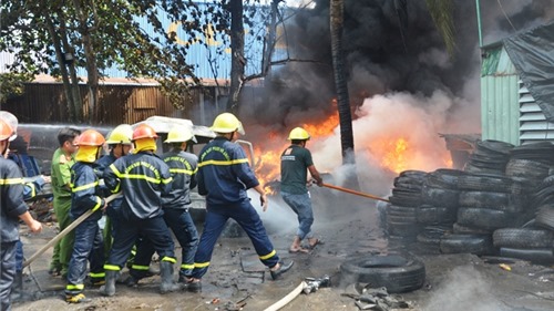 An Giang: Cháy lớn tại kho phế liệu lốp xe
