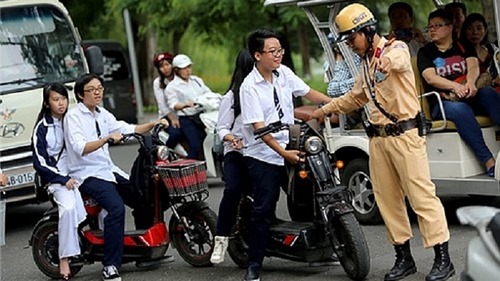Hà Nội: Đẩy mạnh kiểm tra, xử lý vi phạm không đội mũ bảo hiểm khi đi xe máy, xe đạp điện