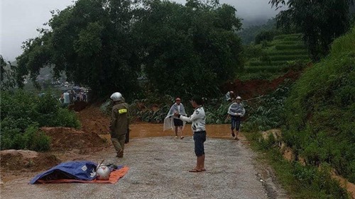 Lào Cai: Đi xe máy qua khu vực sạt lở, một người đàn ông bị đất đá đè tử vong