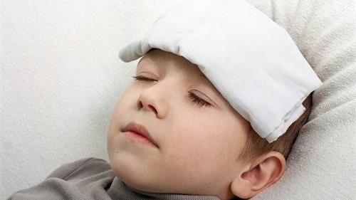 Những dấu hiệu nguy hiểm khi bé bị sốt 