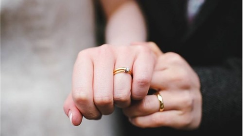 Nên chọn nhẫn cưới bằng chất liệu gì? 