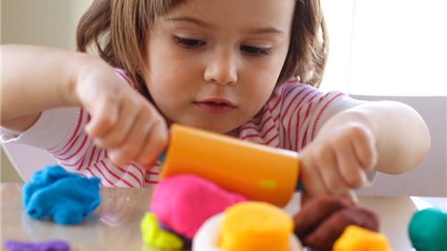 Học cách chọn đồ chơi cho trẻ theo tiêu chuẩn quốc tế 