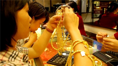 Cập nhật giá vàng hôm nay (4/8): Giá vàng "rơi tự do" về dưới mốc 33 triệu đồng/lượng