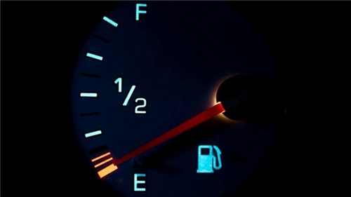 Vì sao không nên lái xe khi sắp hết xăng? 