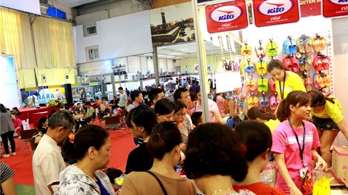 Người tiêu dùng "đổ xô" đi mua hàng Thái Lan... giảm giá