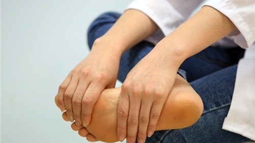 Đối phó triệu chứng tê bì chân tay