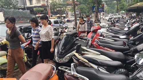Hà Nội: Phí gửi xe tăng gấp 2 lần là "té nước theo mưa"