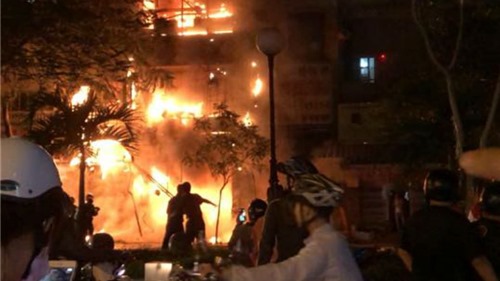 TPHCM: Cháy lớn trong đêm thiêu rụi căn nhà 5 tầng