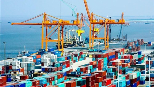 Hàng container qua cảng biển Việt Nam tăng 22%