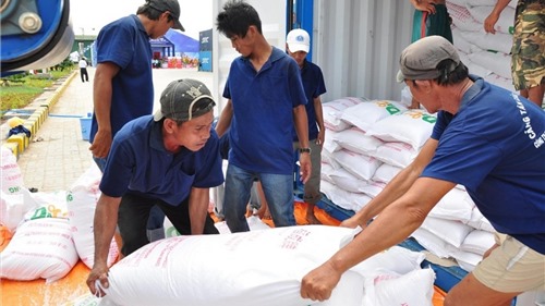 Hà Nội gửi tặng TP.HCM và tỉnh Bình Dương 6.000 tấn gạo