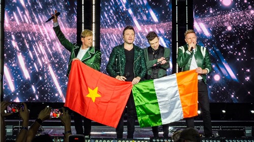 Westlife tỏ tình bằng tiếng Việt, hát loạt ca khúc thanh xuân của fan Việt
