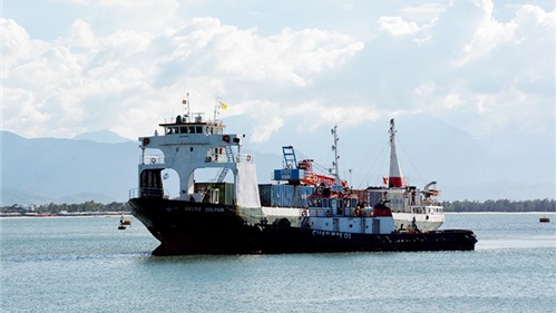 Cảng Chân Mây lần đầu đón tầu container quốc tế