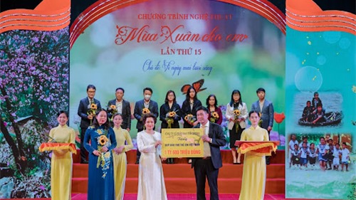 Sao Thái Dương ủng hộ 1,6 tỷ đồng vào Quỹ Bảo trợ trẻ em Việt Nam