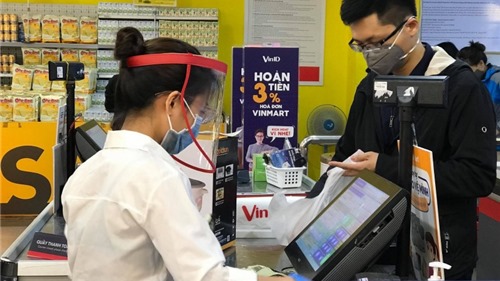 Nhân viên siêu thị, cửa hàng đội mũ nhựa, mặc áo bảo hộ để ngăn ngừa Covid-19