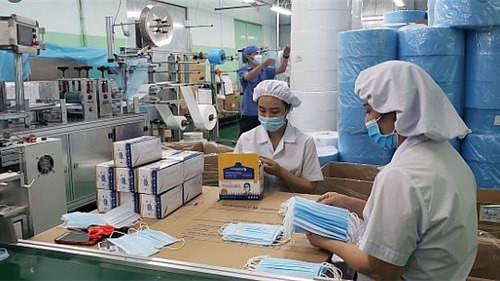 Tạm ngừng kinh doanh tạm nhập tái xuất khẩu trang, găng tay y tế phòng chống dịch