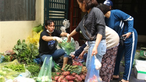 Giá rau xanh ở Hà Nội tăng sau thời gian “giải cứu nông sản”