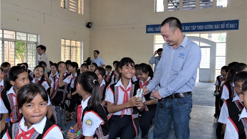 Quỹ sữa Vươn cao Việt Nam 2021 của Vinamilk sẽ có thêm 31.000 ly sữa từ sự tham gia của cộng đồng