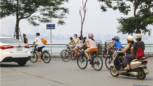 Bất chấp dịch bệnh, nhiều người dân Hà Nội vẫn tụ tập, đạp xe quanh Hồ Tây 