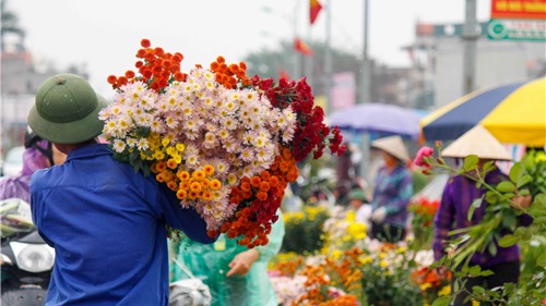 Hà Nội: Chiều 30 Tết, người dân vẫn nườm nợp mua bán hoa