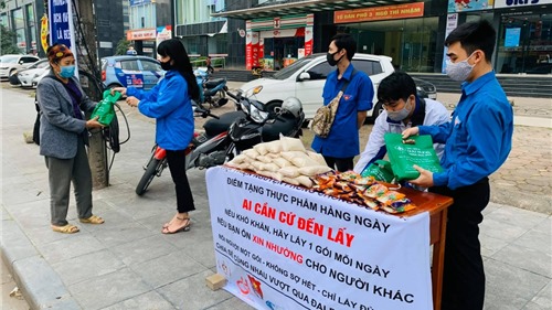 Hà Nội: Phát thực phẩm miễn phí cho nhiều hoàn cảnh khó khăn