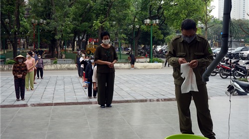 Cận cảnh “cây ATM” đầu tiên cho người nghèo “rút” gạo miễn phí ở Hà Nội