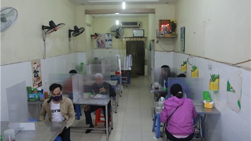 Độc đáo quán cơm lắp tấm chắn giọt bắn tránh lây nhiễm Covid-19 ở Hà Nội