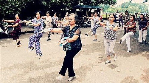 Ô nhiễm không khí tại Hà Nội: Tập thể dục buổi sáng hại nhiều hơn lợi