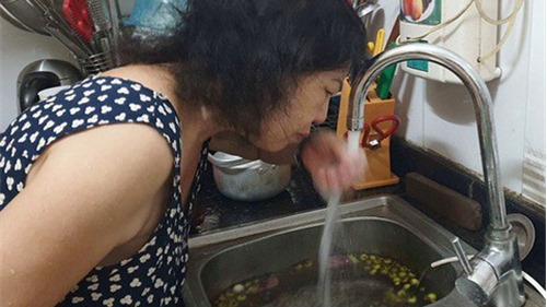 Hà Nội khuyến cáo người dân không ăn, uống nước nhiễm dầu thải