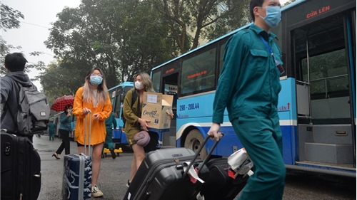 Hà Nội: Hơn 100 xe buýt đưa người hết hạn cách ly về quê
