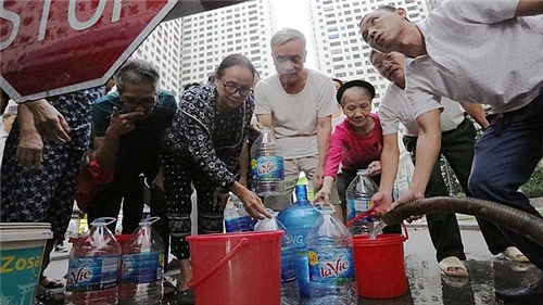 Xét nghiệm nước miễn phí cho người dân sử dụng nước sông Đà
