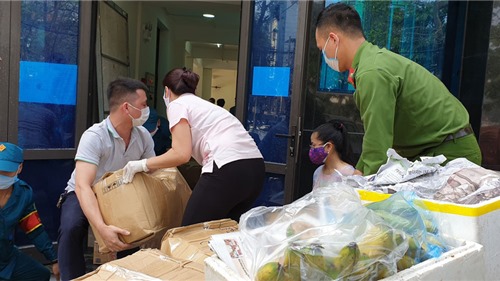 Tiếp tục hỗ trợ thực phẩm cho khu vực cách ly y tế phường Trúc Bạch