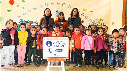 Niềm vui sẻ chia cùng trẻ em nghèo vượt khó khắp Việt Nam