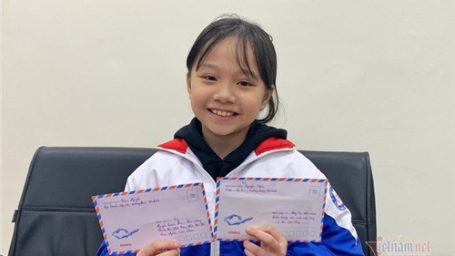 Bé gái viết thư cho Thủ tướng, phát khẩu trang miễn phí giữa bến xe Hà Nội