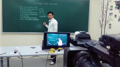 Hôm nay, học sinh lớp 9 và lớp 12 ở Hà Nội bắt đầu học trên truyền hình