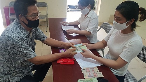 Hà Nội: Trao tận tay tiền hỗ trợ cho người dân bị ảnh hưởng bởi dịch bệnh Covid-19