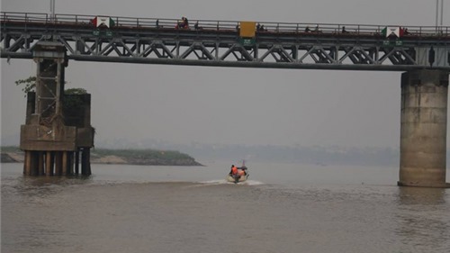Cấm tàu thuyền qua lại cầu Long Biên để trục vớt bom