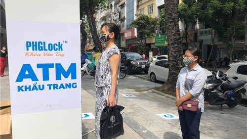 Nhiều "cây ATM khẩu trang" phát miễn phí cho người dân Hà Nội