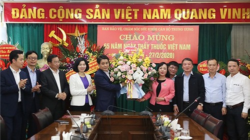 Chủ tịch UBND TP Hà Nội chúc mừng các y bác sỹ nhân Ngày Thầy thuốc Việt Nam
