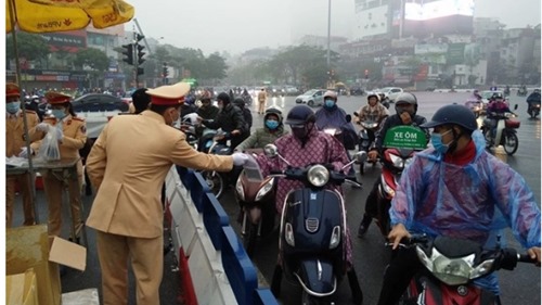 CSGT phát khẩu trang miễn phí cho người dân trên nhiều tuyến đường ở Hà Nội