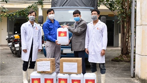 Trường Đại học Bách khoa Hà Nội tặng dung dịch sát khuẩn cho huyện Bình Xuyên
