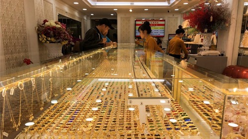 Giá vàng thế giới thấp hơn trong nước khoảng 500 ngàn đồng/lượng