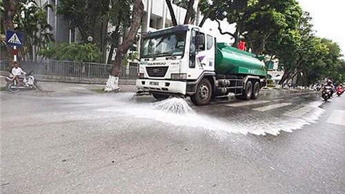 Hà Nội: Tăng cường tần suất sử dụng xe quét hút bụi, tưới nước rửa đường