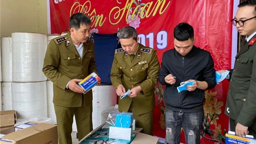 Kinh hoàng: Phát hiện xưởng làm khẩu trang kháng khuẩn bằng… giấy vệ sinh
