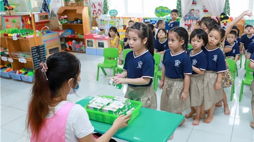 TP Đà Nẵng tổ chức cho học sinh uống sữa học đường ngay ngày đầu tựu trường