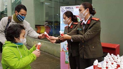 Báo ANTĐ tặng miễn phí 5.000 chai nước rửa tay khô tới người dân Hà Nội