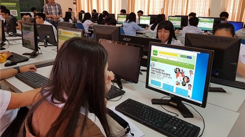Hà Nội thí điểm ôn tập trực tuyến tại 20 trường trung học phổ thông