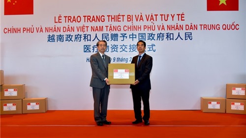 Việt Nam trao tặng Chính phủ và nhân dân Trung Quốc trang thiết bị, vật tư, y tế