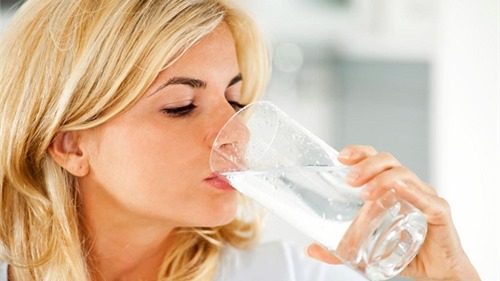 Điều gì xảy ra nếu uống quá nhiều nước hàng ngày? 
