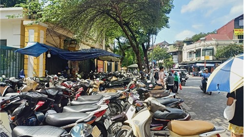 Quận Hoàn Kiếm: Vỉa hè thành bãi gửi xe, người dân bị đẩy xuống lòng đường