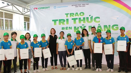 FE CREDIT tiếp sức hơn 100 học sinh nghèo Trà Vinh
